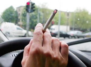 Los fumadores pasivos de los coches presentan elevados marcadores cancerígenos en orina