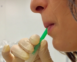 Dos enfermeras españolas investigan cómo medir el dolor a través de la saliva