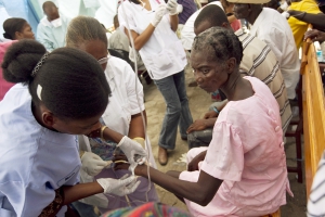 Atención sanitaria durante la epidemia de cólera en Haiti (2010). Foto: UN Photo/Sophia Paris