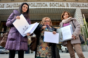 Las matronas entregan 5000 firmas contra la actividad ilegal de las doulas