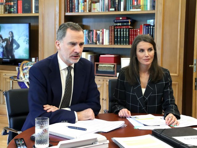 Los Reyes en un momento de la videoconferencia con el presidente del Consejo General de Enfermería @Casa Real