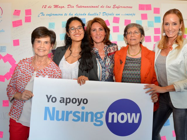 Eva García, Dir. Enfermería Univ. Autónoma (centro), con Sandra Ibarra (derecha) junto a miembros de ADENYD