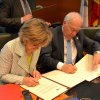 La ministra de Sanidad y el presidente del Consejo General de Enfermería firman la constitución de Nursing Now España
