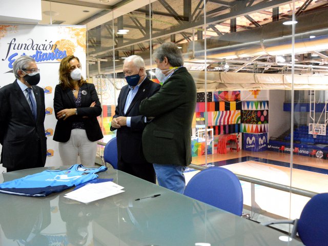 Miguel Ángel Bufalá, presidente de Movistar Estudiantes, M.ª Luisa González-Bueno, directora de la Fundación Estudiantes; Florentino Pérez Raya, presidente del Consejo General de Enfermería y Fernando Galindo, presidente de la Fundación Estudiantes.