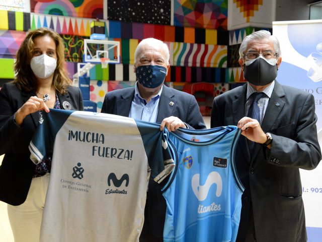 M.ª Luisa González-Bueno, directora de la Fundación Estudiantes; Florentino Pérez Raya, presidente del Consejo General de Enfermería y Fernando Galindo, presidente de la Fundación Estudiantes.