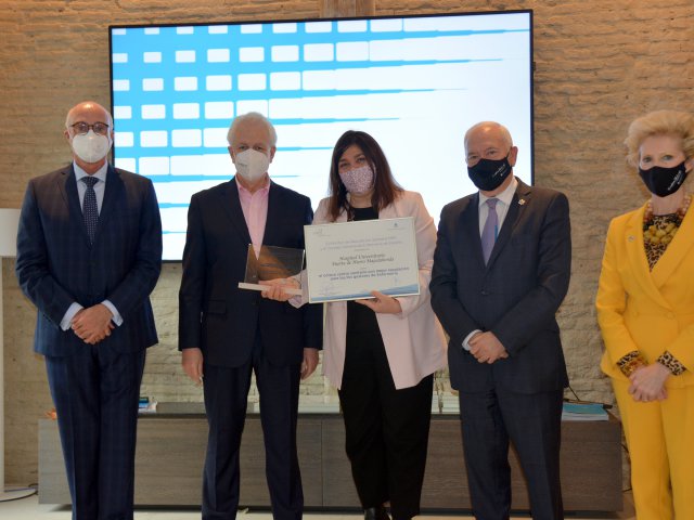 Almudena Santano, directora de enfermería del Hospital Puerta de Hirro de Majadahona (Madrid), recogió el octavo premio al centro con mejor reputación para los gestores de enfermería