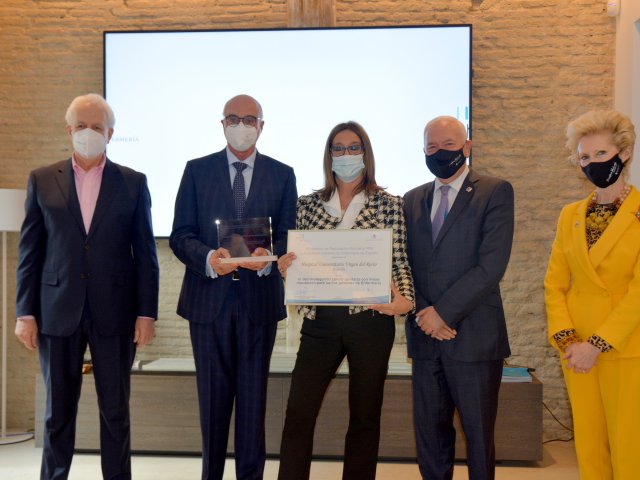 M.ª del Rocío Pérez, directora de enfermería del hospital Virgen del Rocío de Sevilla, recogió el duodécimo premio al centro con mejor reputación para los gestores de enfermería