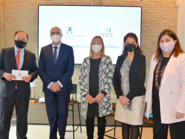 Antes de la entrega de premios hubo un debate sobre gestión de enfermería. De izda a dcha: Iñigo Lapetra, Jesús Sanz, Gemma Martínez, Esther Rey y Almudena Santano