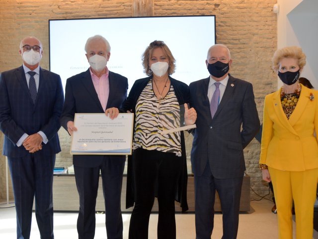 M.ª Victoria Crespo, directora de enfermería del Hospitales Grupo Quirónsalud, recogió el décimo quinto premio al centro con mejor reputación para los gestores de enfermería