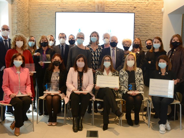 Todos los premiados al finalizar el acto