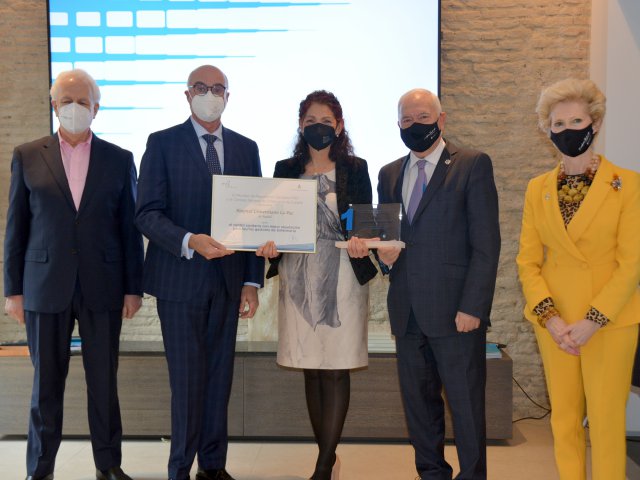 Esther Rey, directora de enfermería del hospital La Paz de Madrid, recogió el primer premio al centro con mejor reputación para los gestores de enfermería