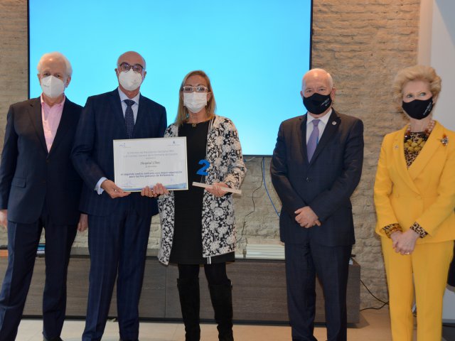 Gemma Martínez, directora de enfermería del hospital Clinic de Barcelona, recogió el segundo premio al centro con mejor reputación para los gestores de enfermería