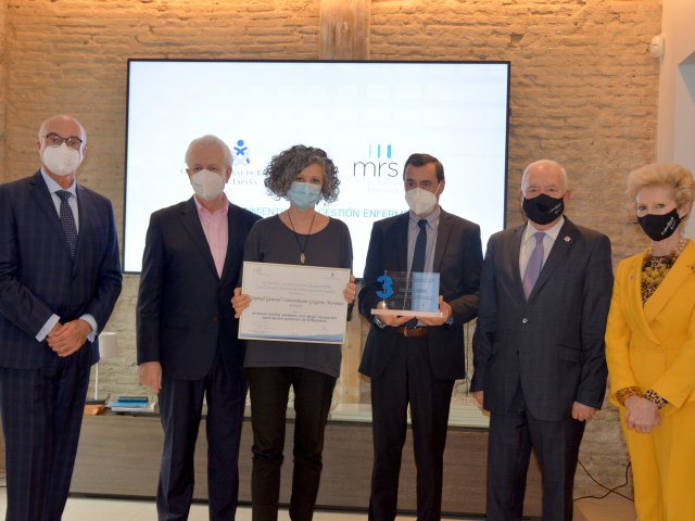 Rubén Francisco Flores y Mercedes Pañero, director y subdirectora de enfermería del hospital Gregorio de Madrid, recogieron el tercer premio al centro con mejor reputación para los gestores de enfermería