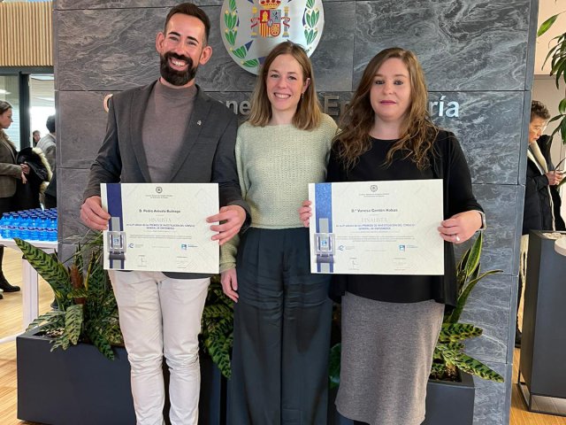 Los finalistas cordobeses Pedro Arévalo y Vanesa Cantón, junto a Natalia Pérez, presidenta del Colegio de Enfermería de Córdoba.