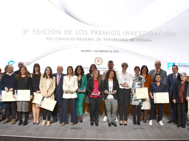 Los ganadores y finalistas de la II edición de los Premios de Investigación del CGE junto a la Comisión Ejecutiva.
