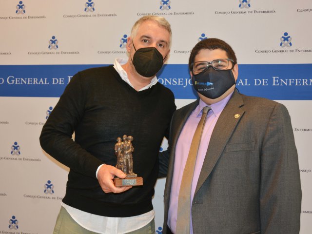Néstor Martínez y David Led con la distinción que le ha entregado el Colegio de Enfermería de La Rioja