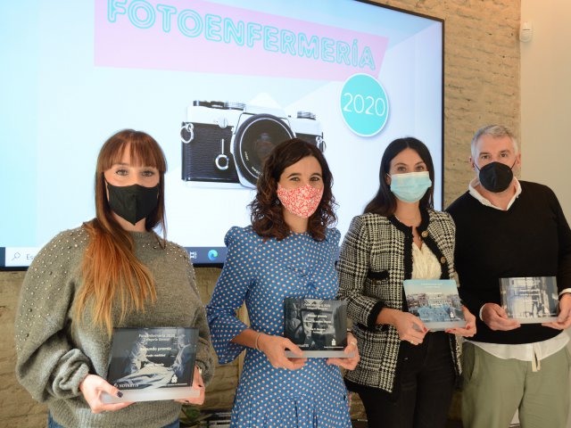 Imagen de los cuatro premiados que han asistido a la entrega. FotoEnfermería 2020