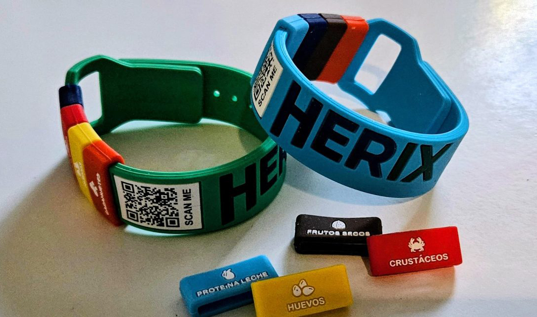 Una enfermera crea una pulsera para ayudar a actuar ante una anafilaxia