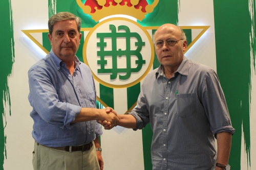 El presidente del Colegio de Enfermería de Sevilla, José María Rueda, y el del Real Betis Balompié, Juan Carlos Ollero.