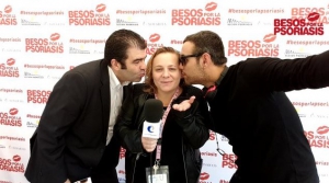 Besos para concienciar de la psoriasis