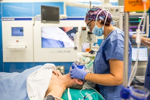 Enfermera anestesista colabora en la administración de anestesia en una intervención quirúrgica © Ariadna Creus y Àngel García (Banco Imágenes Enfermeras)