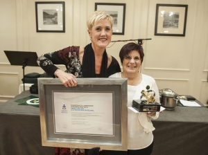 La presidenta del COEGI, Pilar Lecuona, junto a Ana Marcos García