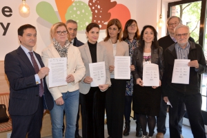 Enfermeras, médicos y pacientes, unidos contra la ley de farmacia de Madrid que privatizará la Atención Primaria