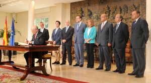 El presidente del Consejo General de Enfermería, Máximo González Jurado, firma el pacto por la sanidad en presencia de la Ministra y el presidente del Gobierno el 30 de julio de 2013