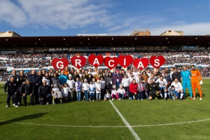 La enfermería zaragozana “mete un gol” al cáncer infantil en La Romareda