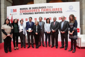 Los autores del la obra, junto con el Presidente de la Comunidad de Madrid, Ignacio González
