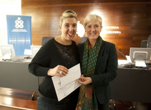 Raquel Ule, ganadora del premio, y Pilar Lecuona, presidenta del COEGI