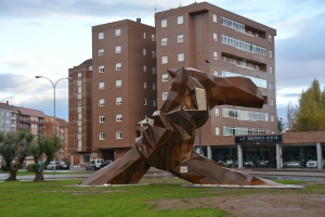 León inaugura la estatua de la enfermería en su centenario