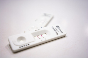 Los médicos se suman a las enfermeras y rechazan también la realización de los test COVID en las farmacias
