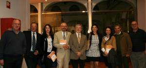 Miembros de la junta del gobierno de Málaga durante la presentación de la guía. De izqda a dcha: José Luis Nuevo, Juan Remigio García, Laura Morente, Juan Francisco Rufino (autor del libro), Juan Antonio Astorga, Francisca Villa, María Carmen Pérez, Francisco Polo y Jorge Alberto García.