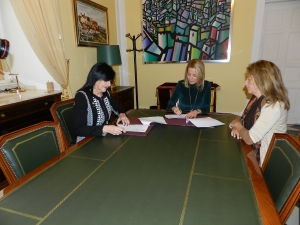 El Colegio y el Ayuntamiento de Cáceres firman un convenio para formar a la población en temas de salud