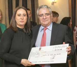La enfermera Mª de la Cruz Russo y el presidente del Consejo Gallego de Enfermería, Sergio Quintairos 