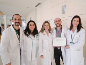 Algunos de los enfermeros/as premiados de la Unidad de Gestión Clínica Utrera Norte. De izq. a dcha.: Francisco Tacón Reina, Mª Teresa Serrano Catena, Rosario Orozco Pérez, Juan Pedro Oliva Contero y Estefanía Peña Romero.