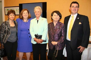 Su Alteza Real la Princesa Muna Al-Hussein con el Presidente del CIE, Dr. Judith Shamian, y director ejecutivo del CIE, Dr. David Benton