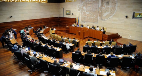 El Parlamento de Extremadura aprueba solicitar la regulación de la publicidad sanitaria