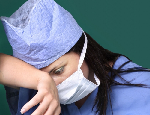 Alertan del agotamiento de los profesionales y del aumento de la mortalidad de los pacientes por falta de enfermeras