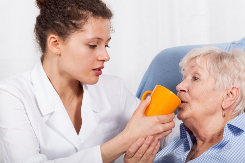 Prevenir la deshidratación en ancianos, un reto para la enfermería