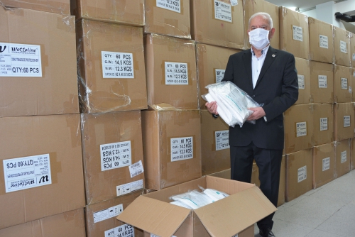 El CGE adquiere y distribuye a los profesionales sanitarios de toda España 5.000 trajes EPI y 200.000 mascarillas FFP2
