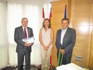 De izqda. a dcha., el presidente del Colegio de Enfermería de La Rioja, Pedro Vidal; la consejera de Salud, María Martín de Badeón y el director general del Área de Salud, Juan Ramón Rábade