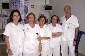 De izquierda a derecha: la auxiliar de enfermería Mª José Oliver y las enfermeras Antonia Romero, Florencia Romero, Mª Dolores Muñoz y Pedro López Moraleda