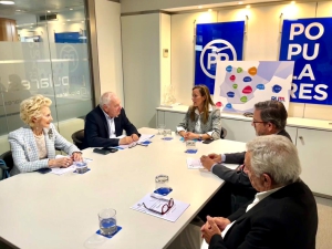 El presidente del CGE inicia una ronda de encuentros con partidos políticos para reclamar la actualización de la LOPS y la Ley del Medicamento
