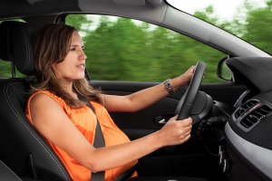 Una mujer embarazada al volante / 123RF