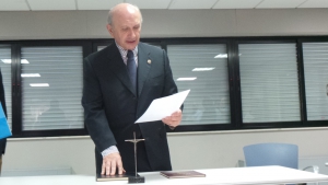 El presidente del Consejo General de Enfermería, Máximo González Jurado, jurando el cargo.