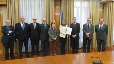 La ministra, Ana Mato, y los representantes de las profesiones sanitarias 