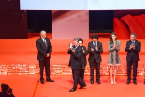 Sevilla recibe la Medalla de Oro de la Cruz Roja de la Reina