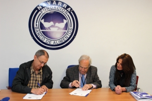 De izquierda a derecha, Carlos Sesma, presidente del Colegio de Enfermería de Navarra; Carlos Almagro, presidente del Banco de Alimentos de Navarra; y Cristina Mínguez, vicepresidenta del Colegio, durante la firma del convenio